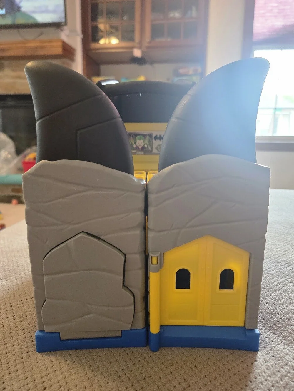 2019 Fisher-Price Little People DC Super Friends Batcave Playset Batman Robin